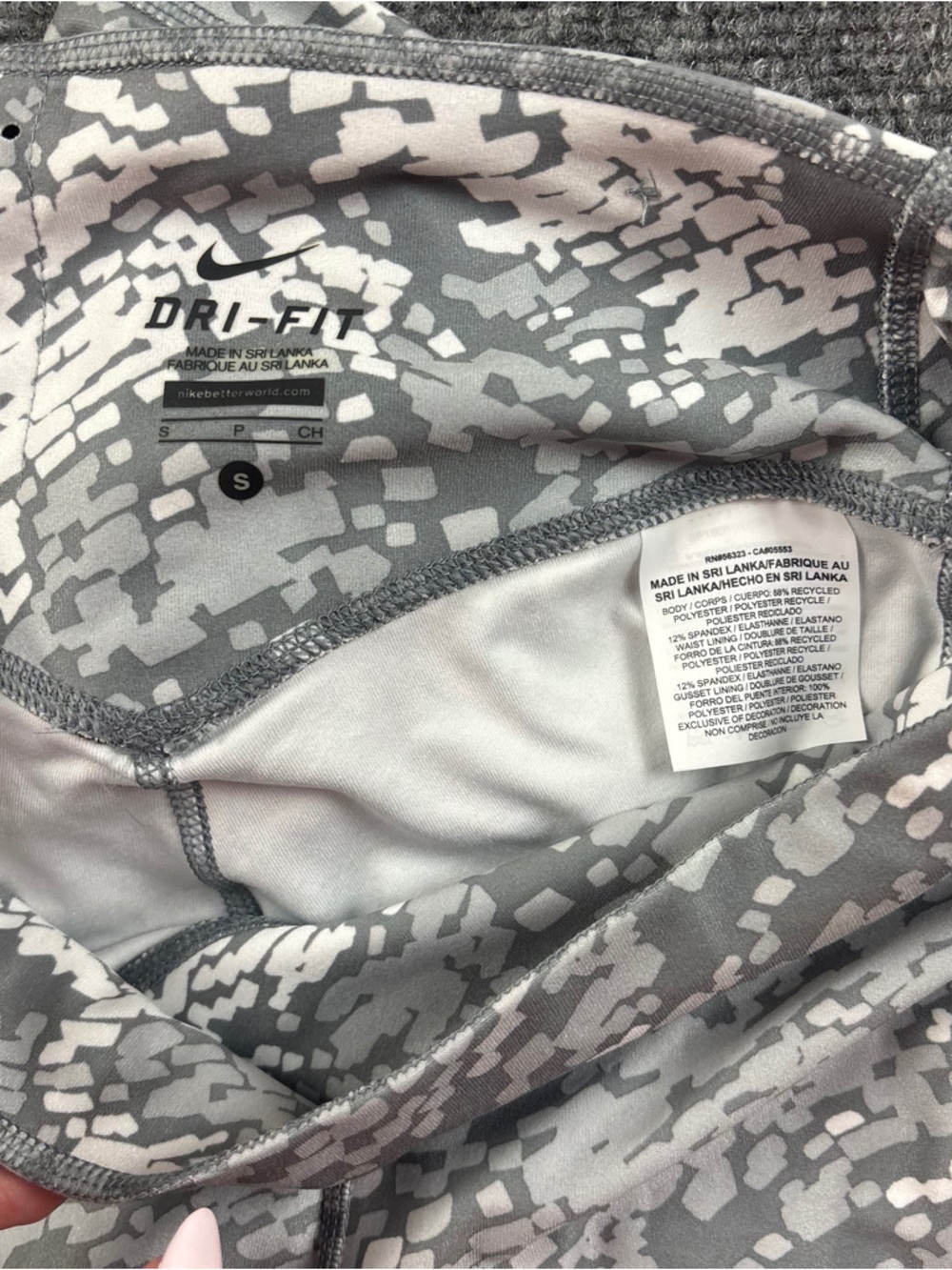 NIKE Women’s Dri-Fit Athletic Leggings Grey/White Pixelated Camouflage NWT Small - Picture 3 of 9